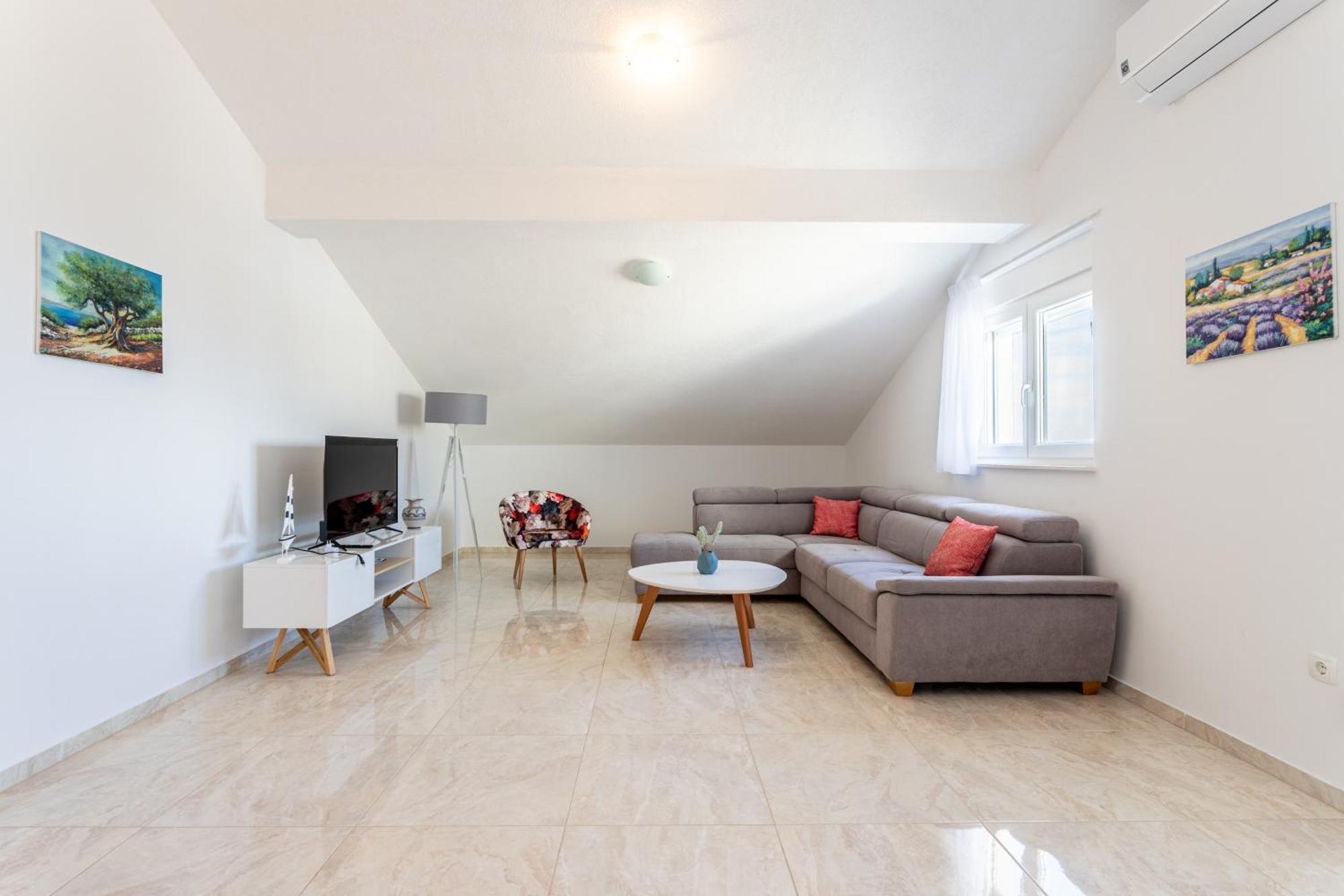 Villa Ana Perfect For Families With Kids And Groups,House With Heated Pool Podstrana Bagian luar foto